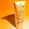 Outlet NUXE Duo Crema solare fondente ad alta protezione SPF50 per viso e fresco Latte solare per viso e corpo 50ml in omaggio